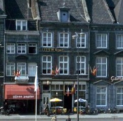 Click image for larger version

Name:	Overzicht_van_de_gevelwand_gezien_vanaf_het_bordes_met_siervaas_van_het_stadhuis_-_Maastricht_-_20382920_-_RCE (1).jpg
Views:	113
Size:	25,9 KB
ID:	103421